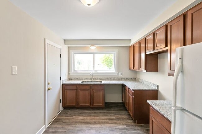 Building Photo - HUGE Updated Apartment with hardwood floors
