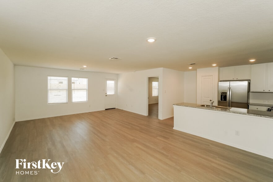 Building Photo - 10723 Vinateros Dr