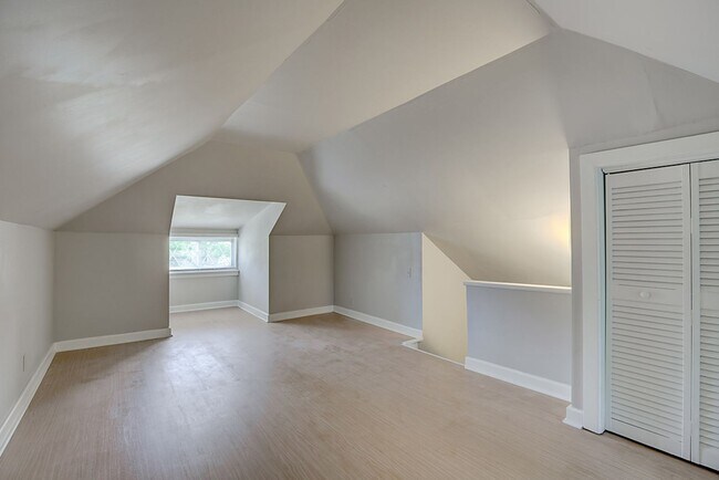 Building Photo - 3036 Urwiler Ave