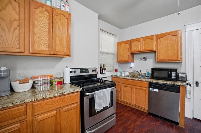 Building Photo - 7 Bed/3 Bath Mins. from UC Campus $700/pp ($4,900/mo)!