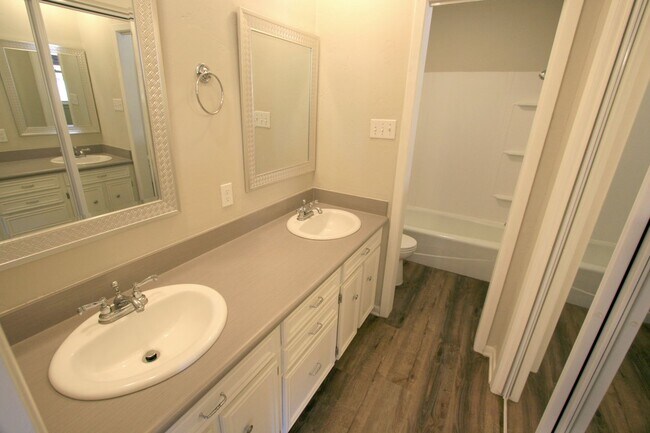Building Photo - 2301 Raintree Dr