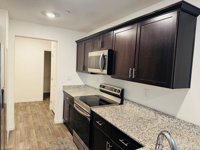 Building Photo - Semi-Furnished 3-bedroom, 2.5-bath townhou...