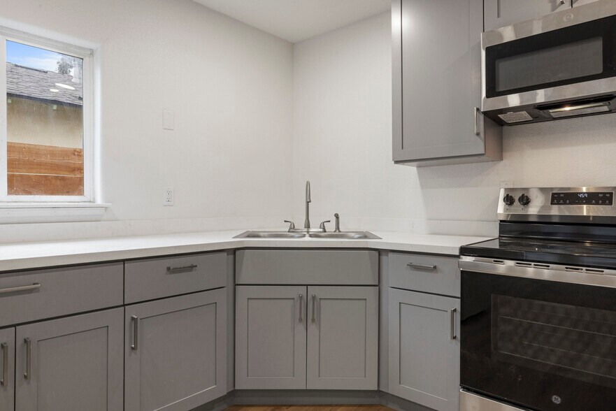 Building Photo - 214 Kimble St