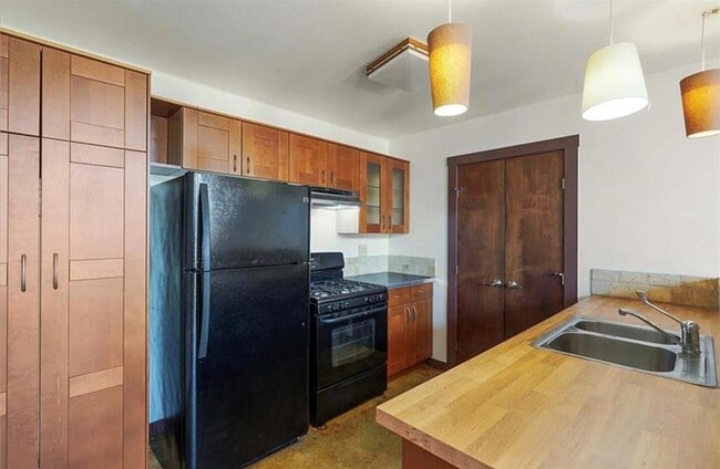 Building Photo - 658 Maple Ln