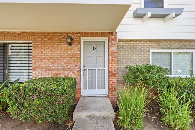 Building Photo - Remodeled 3bd/2.5bath steps from beaches, Racetrack, and Cedros Design district