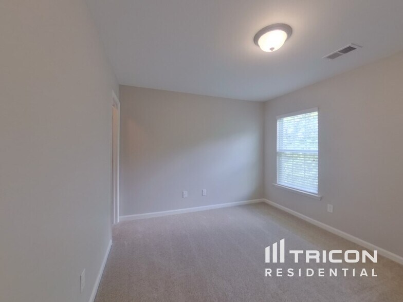 Building Photo - 417 Saddleback Trl