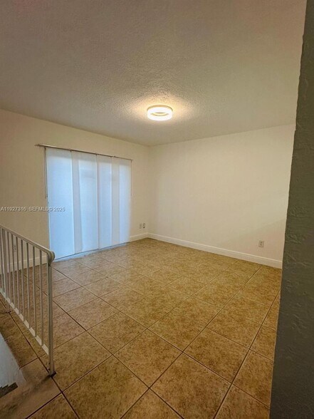 Building Photo - 984 W 40th St