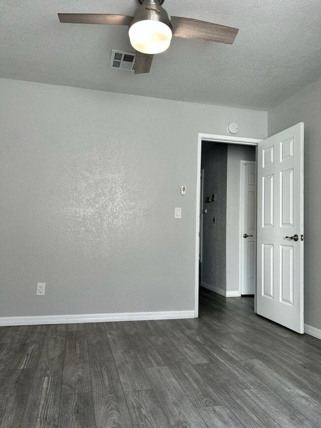 Building Photo - Please call Vaughn Realty, 760-446-6561 to...