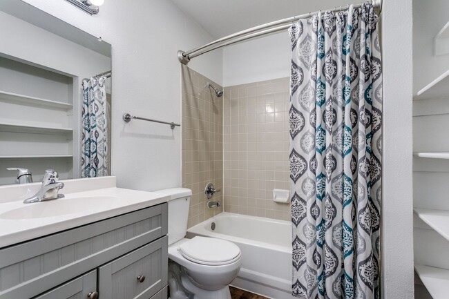 Building Photo - UPDATED 2-BEDROOM TOWNHOME AT NORTH PARK T...