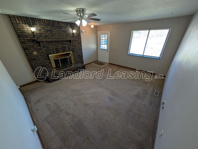 Building Photo - Brick Ranch Duplex with Fireplace, Private...
