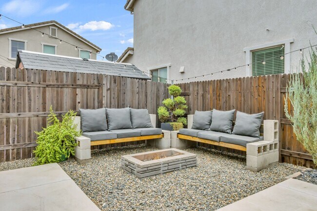 Building Photo - Newer Home on Large Corner Lot with Lots of Natural Light!