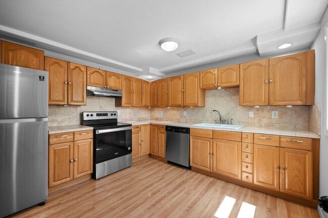 Building Photo - 5 Bedroom Northeast Spokane Home! - Availa...