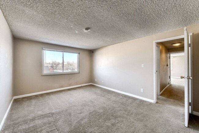 Building Photo - 130 E Highline Cir