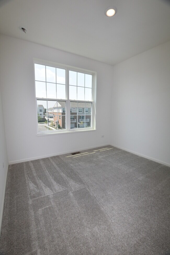 Building Photo - 2945 Showplace Dr