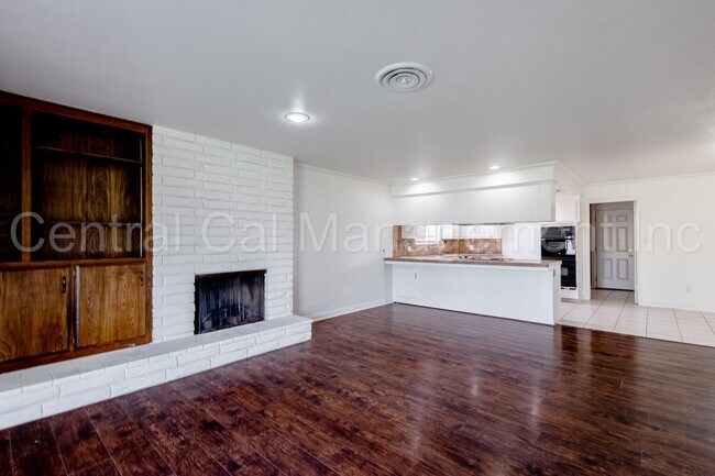 Building Photo - 3 Bedroom/2 Bath Home - $2250 per month!