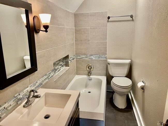 Building Photo - Audubon Park Rental!