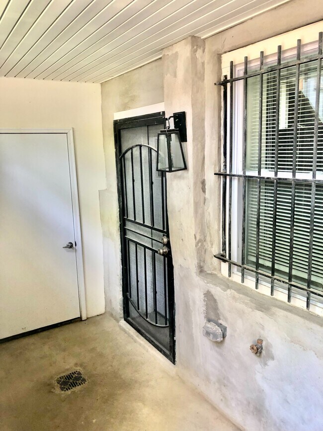 Well-lit front entryway - 1632 5th St NW