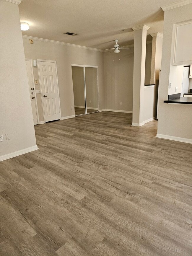 Building Photo - Beautiful large studio, private balcony overlooking pool!