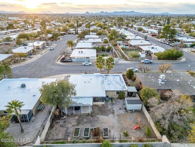 Building Photo - 2191 S Sunburst Dr