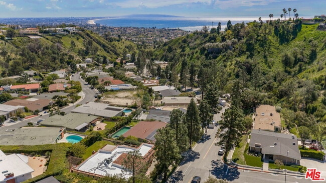 Building Photo - 1336 Bienveneda Ave