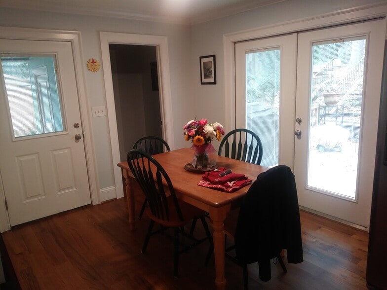 Eat in kitchen with door to private backyard/deck - 701 Rosalyn Dr