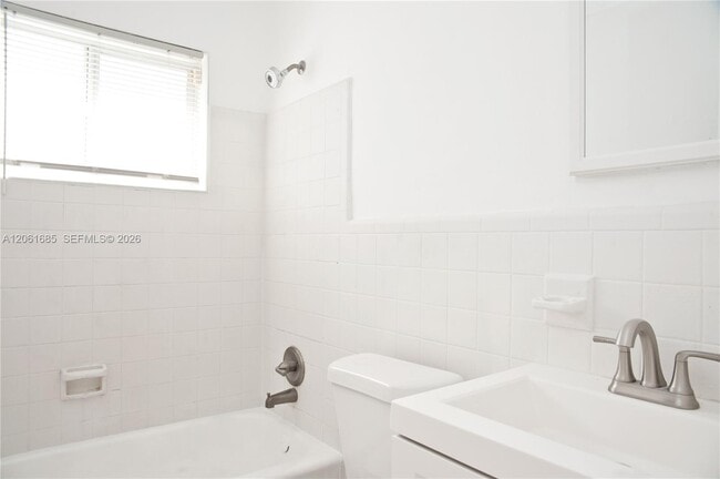 Building Photo - 304 SE 9th Ct