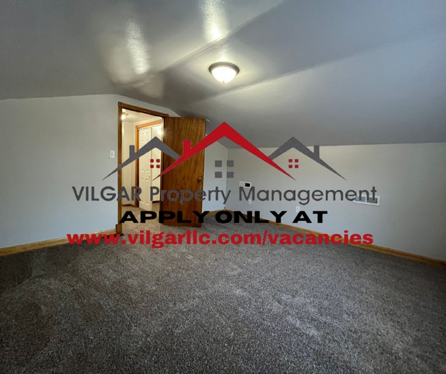 Building Photo - Step into comfort and style in this beauti...