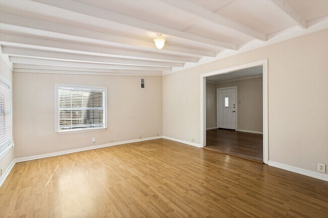 Building Photo - 313 Lilac Ln