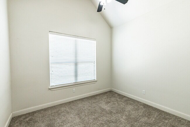 Building Photo - "Charming 3-Bedroom Duplex with 2 Full Baths and 1500 Sq Ft of Comfortable Living in Lubbock!"