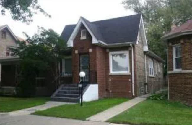 Primary Photo - Spacious 4BR/1BA Chicago Brick Home – Fenc...