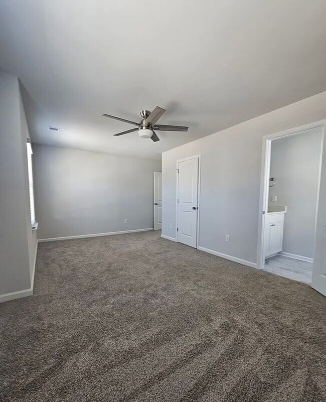 Building Photo - Very Spacious Townhome Available For Move In March 2026