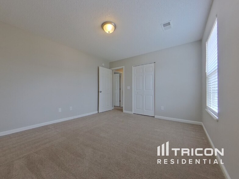 Building Photo - 661 Thornhill Dr