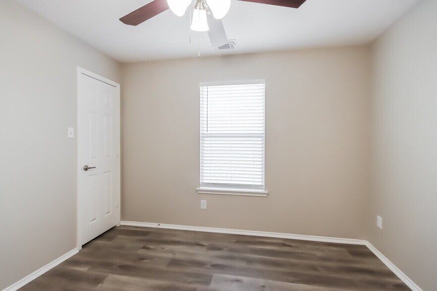 Building Photo - 9103 Plume Tree Dr