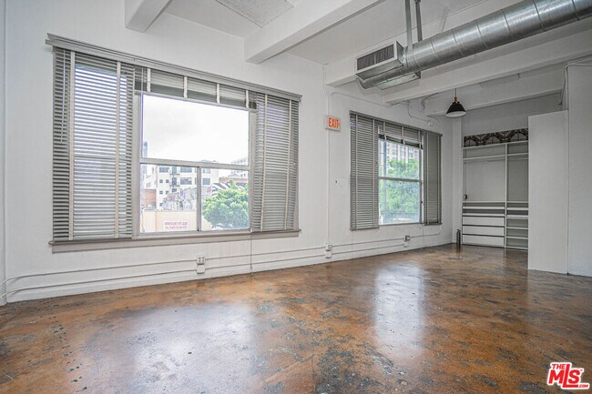 Building Photo - 812 S Spring St