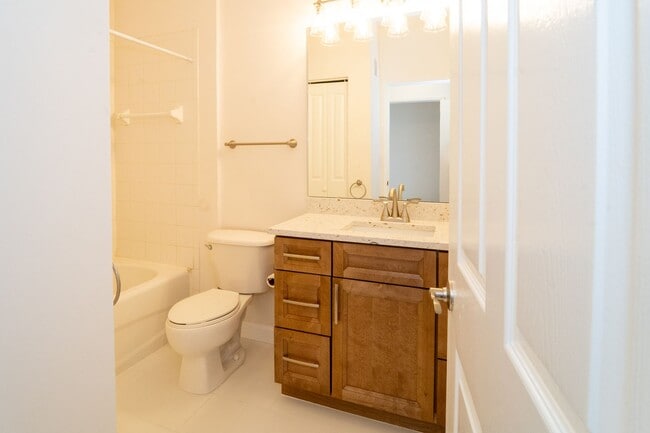 Building Photo - 3/2 Apartment with Garage