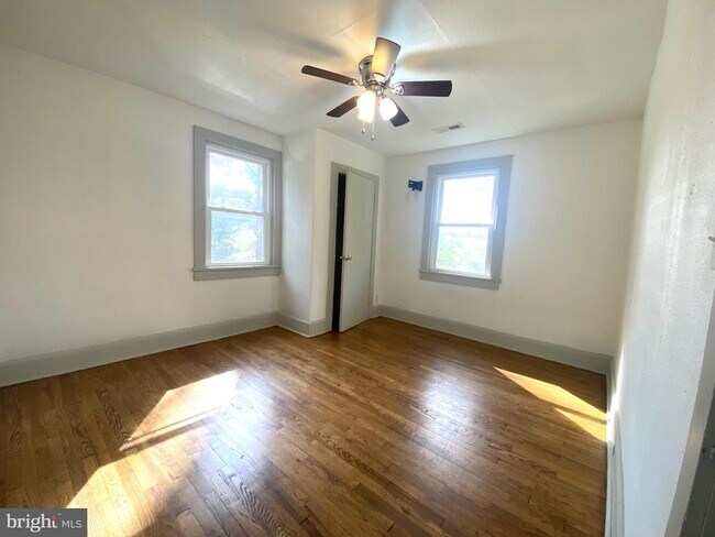 Building Photo - 1601 N Seminole Trail