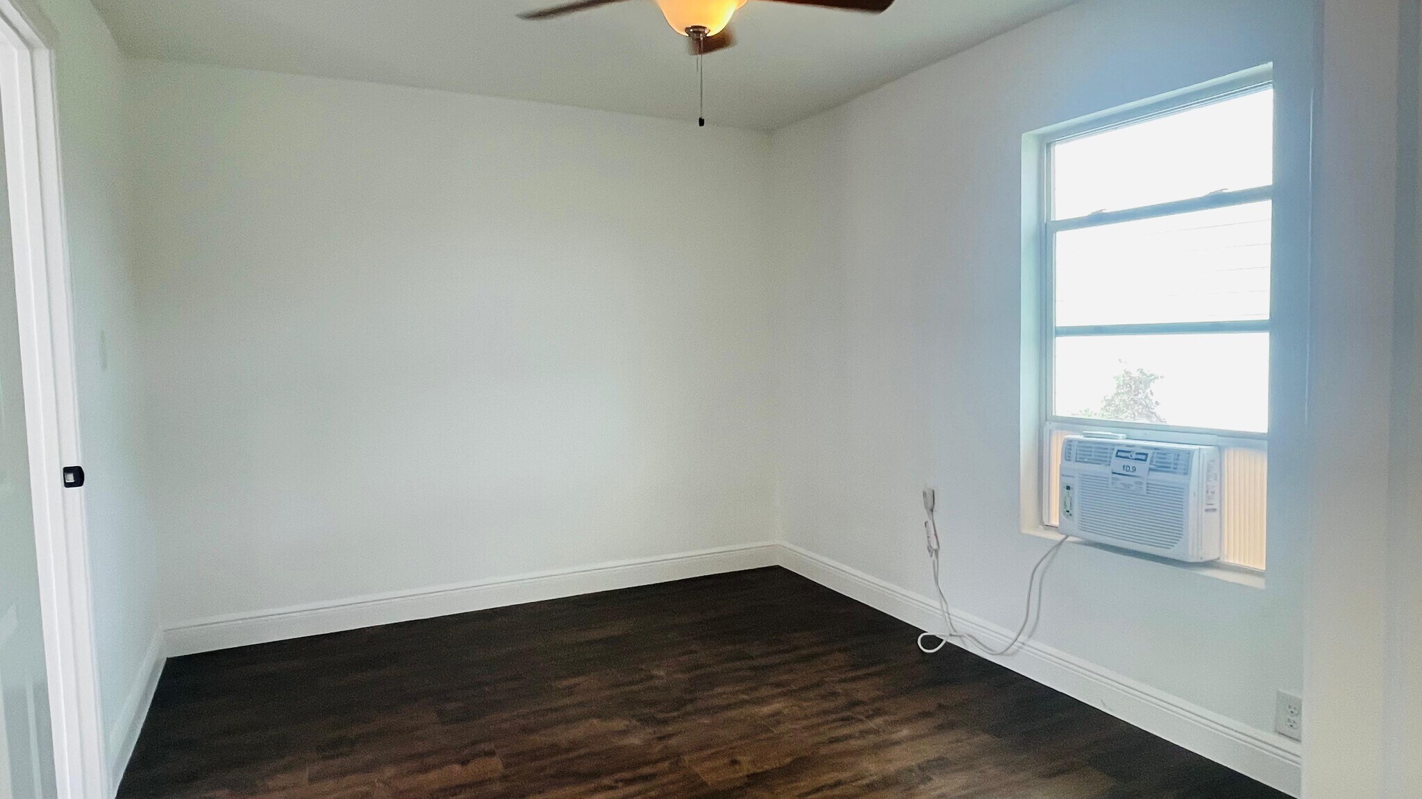 Building Photo - 413 N LIVE OAK