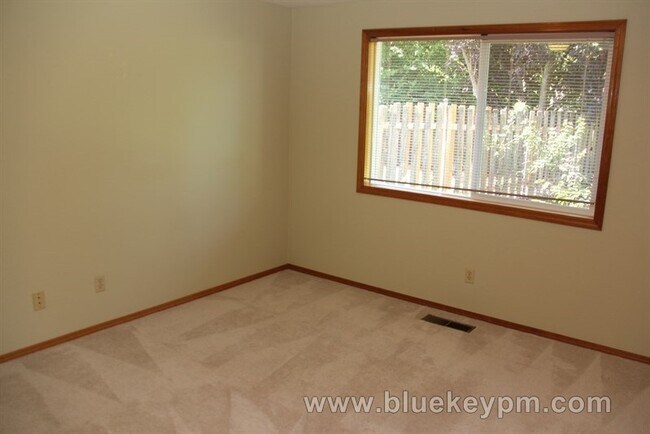 Building Photo - 4 Bed, 3 Bath  Home w/ 1 Bed and 1 Full Bath on Main  Near Bethany/Rock Creek