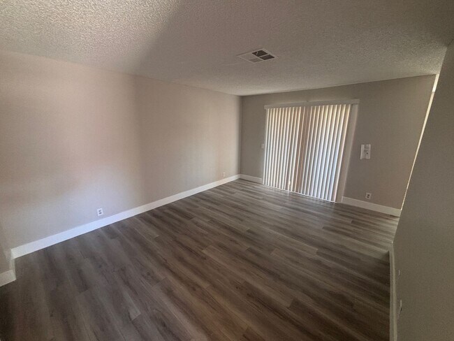 Building Photo - Newly Renovated Two Bedroom Condo