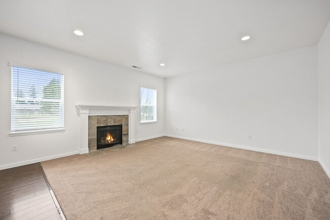Building Photo - Spacious 4-Bed Puyallup Home For Rent | 3-Car Garage & Quick Commute to JBLM!