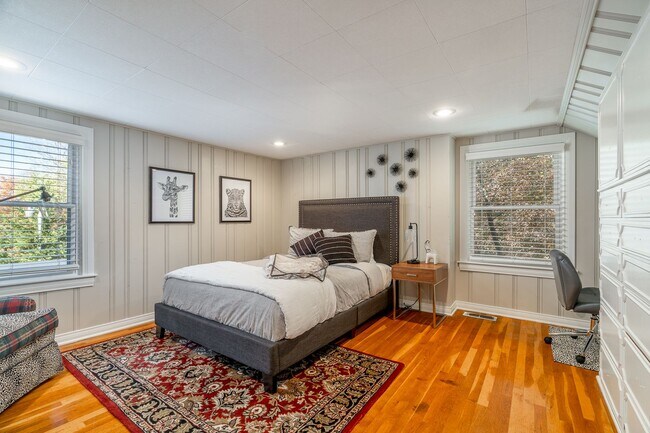 Building Photo - WHAT A VIEW!!! FULLY FURNISHED 5 BEDROOM & 4 BATH ON TOP OF MOUNT SEQUOYAH!!!