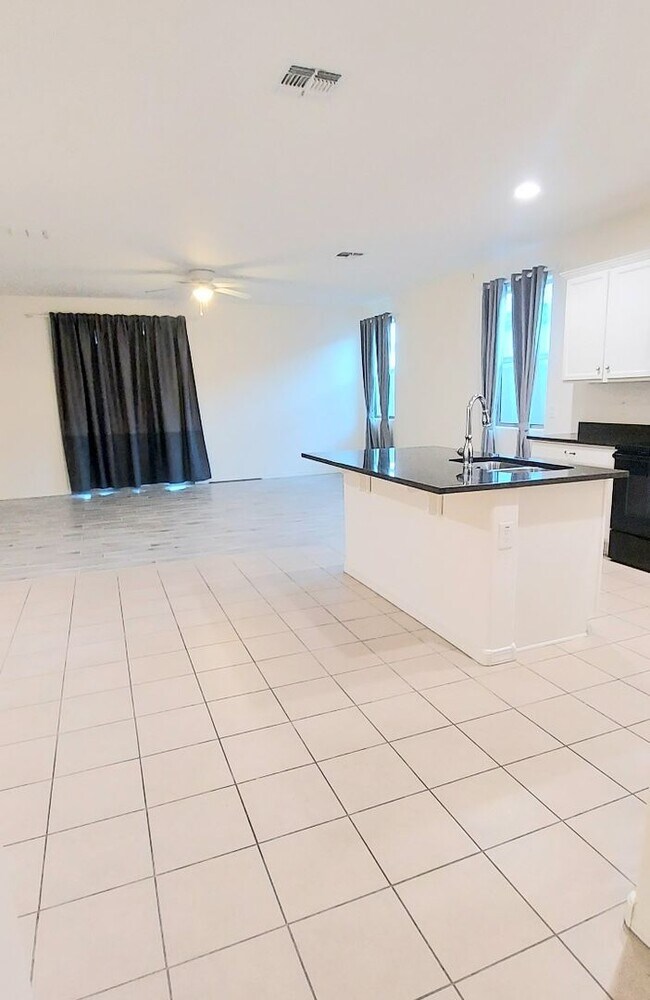 Building Photo - "COMING SOON" Lovely 3 Bedroom Home in Gre...