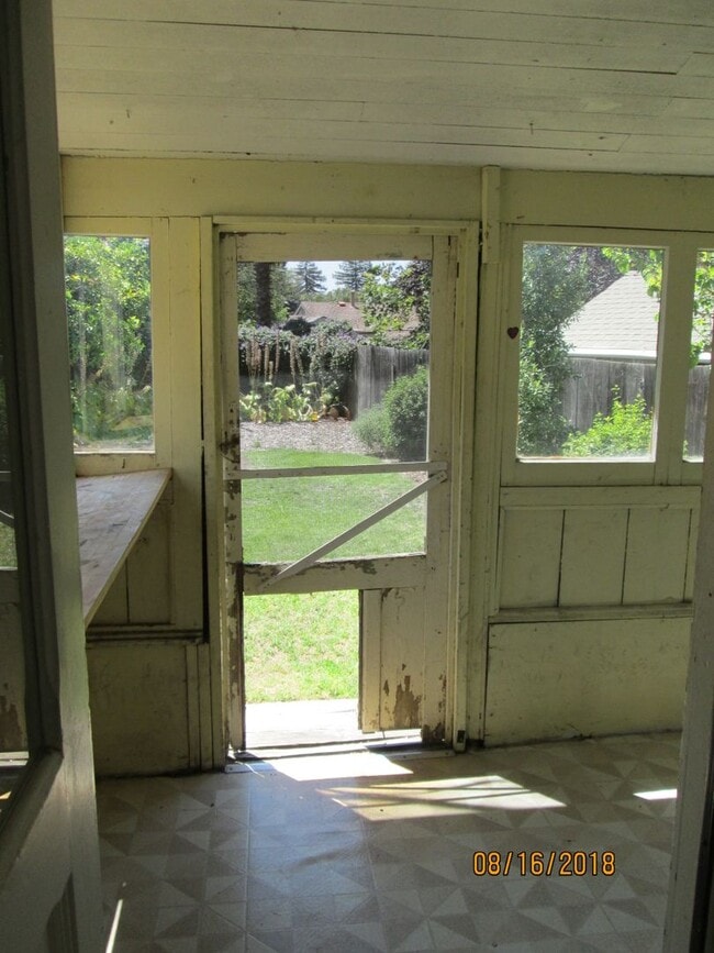 Building Photo - *DEPOSIT PENDING* Charming 2 Bedroom, 1 Bathroom with loft near Downtown.