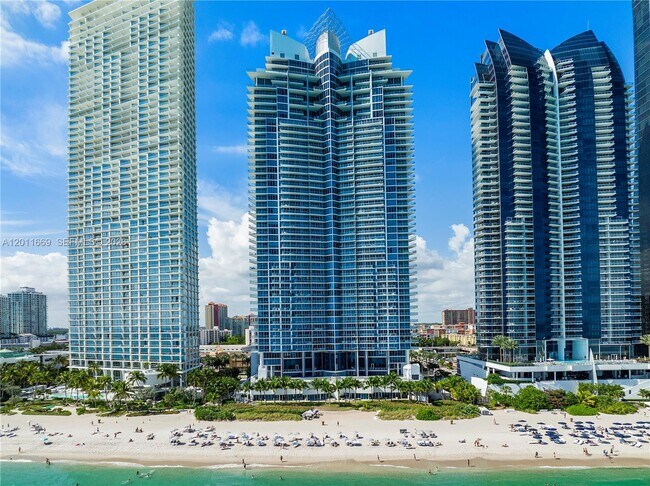 Building Photo - 17001 Collins Ave
