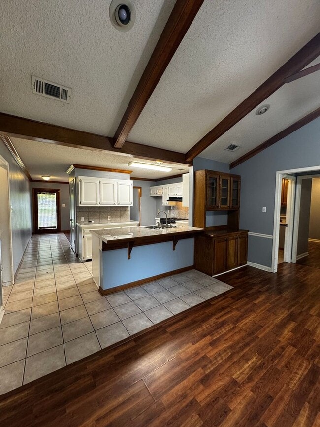 Building Photo - 1729 Tallwood Dr