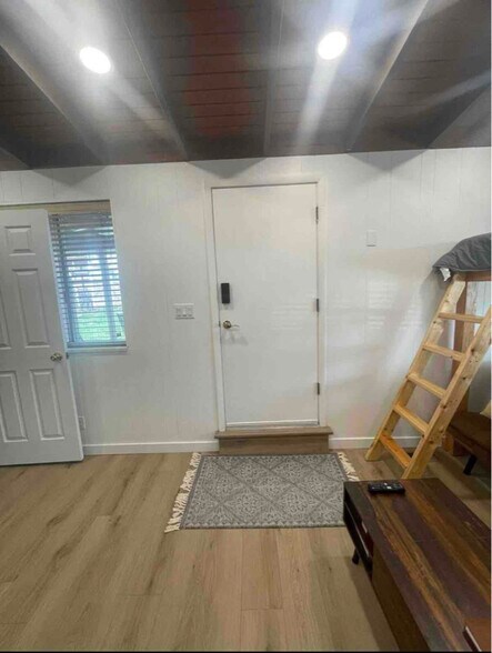 Building Photo - 25 Maple Ln S