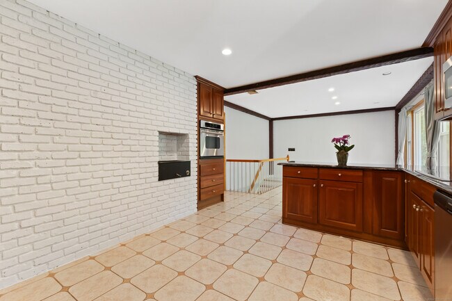 Building Photo - 494 Sawmill Rd