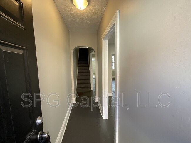 Building Photo - 722 W Mason Ave