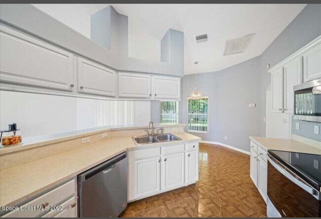 Building Photo - 525 Justine Ave NW