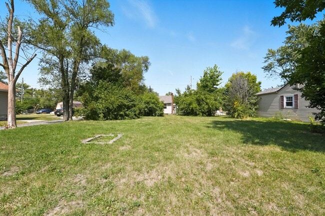 Building Photo - NEW LISTING! 2 BEDROOM HOME